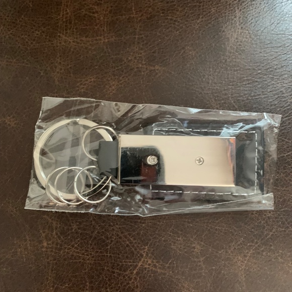 Color Street Key Chain - Picture 2 of 2